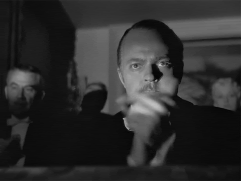 Orson Welles clapping enthusiastically in 'Citizen Kane'